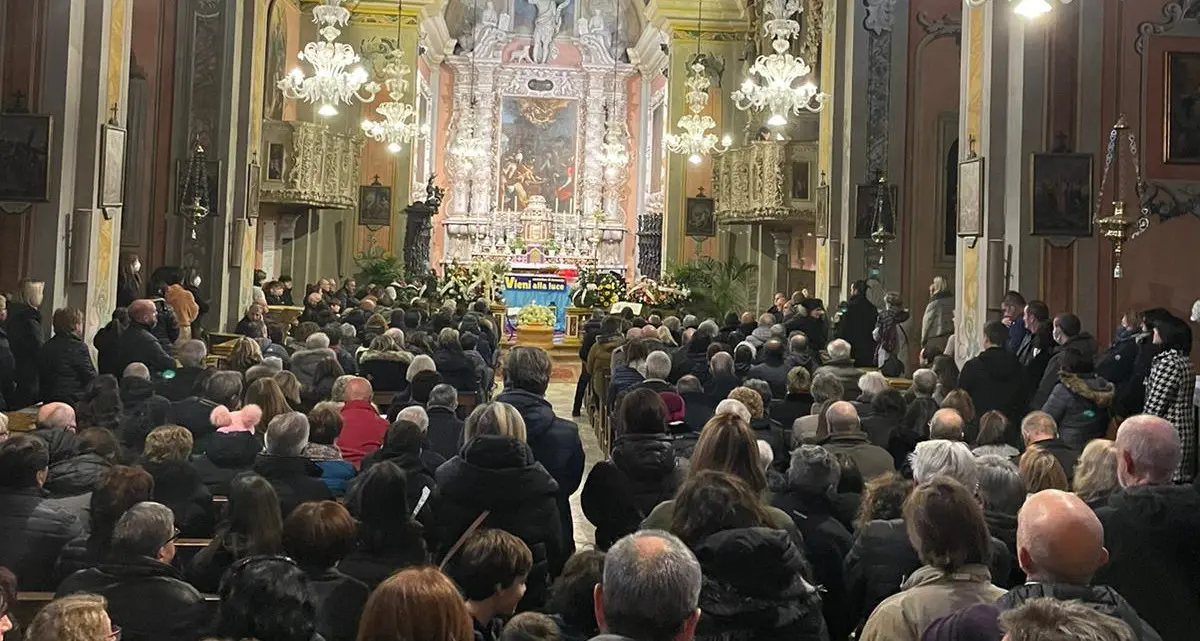 Una grande folla commossa per l'ultimo saluto allo chef Marco Delaini