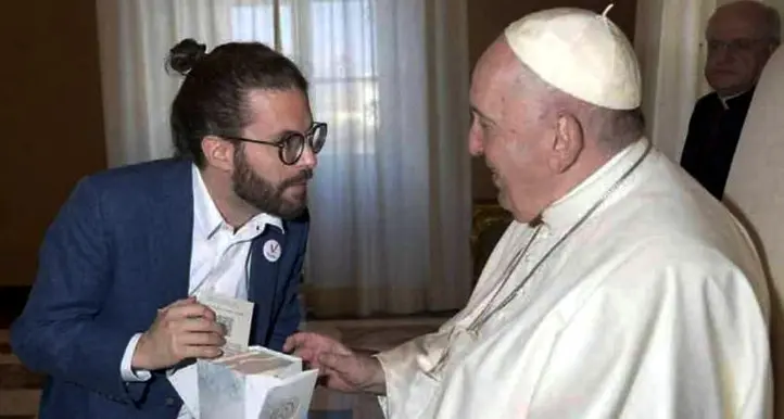 Ora anche papa Francesco ha il suo Vaia Cube, l'incontro in Vaticano