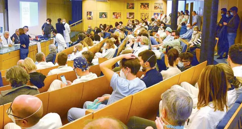 «Vogliamo salvare la sanità pubblica», la protesta dei medici trentini: pronti a lavorare solo 38 ore, come da contratto