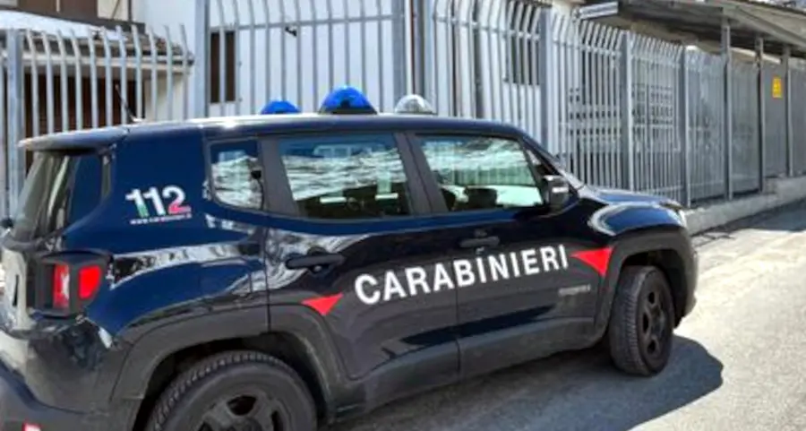 La minacciava da tempo perché lei voleva lasciarlo, ha raggiunto la moglie al lavoro e ha tentato di strangolarla con una corda