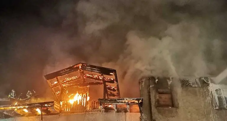 Lo spaventoso incendio a Cles, si temono crolli: chiusa la via. Al lavoro per molte ore novanta vigili del fuoco