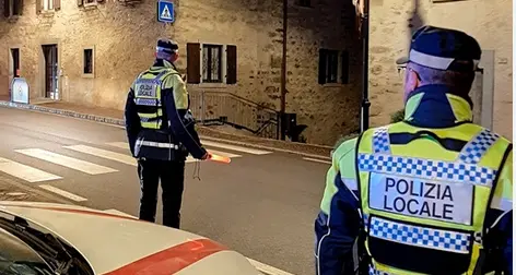 Guidava in stato di ebbrezza e senza patente. Al controllo gliela ritirano ma poi continua a circolare e viene bloccato