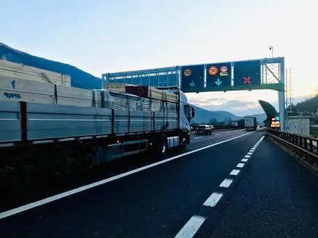 Pannelli a messaggio variabile per terza corsia dinamica sul'A22. ++UFF. STAMPA AUTOSTRADA DEL BRENNERO++