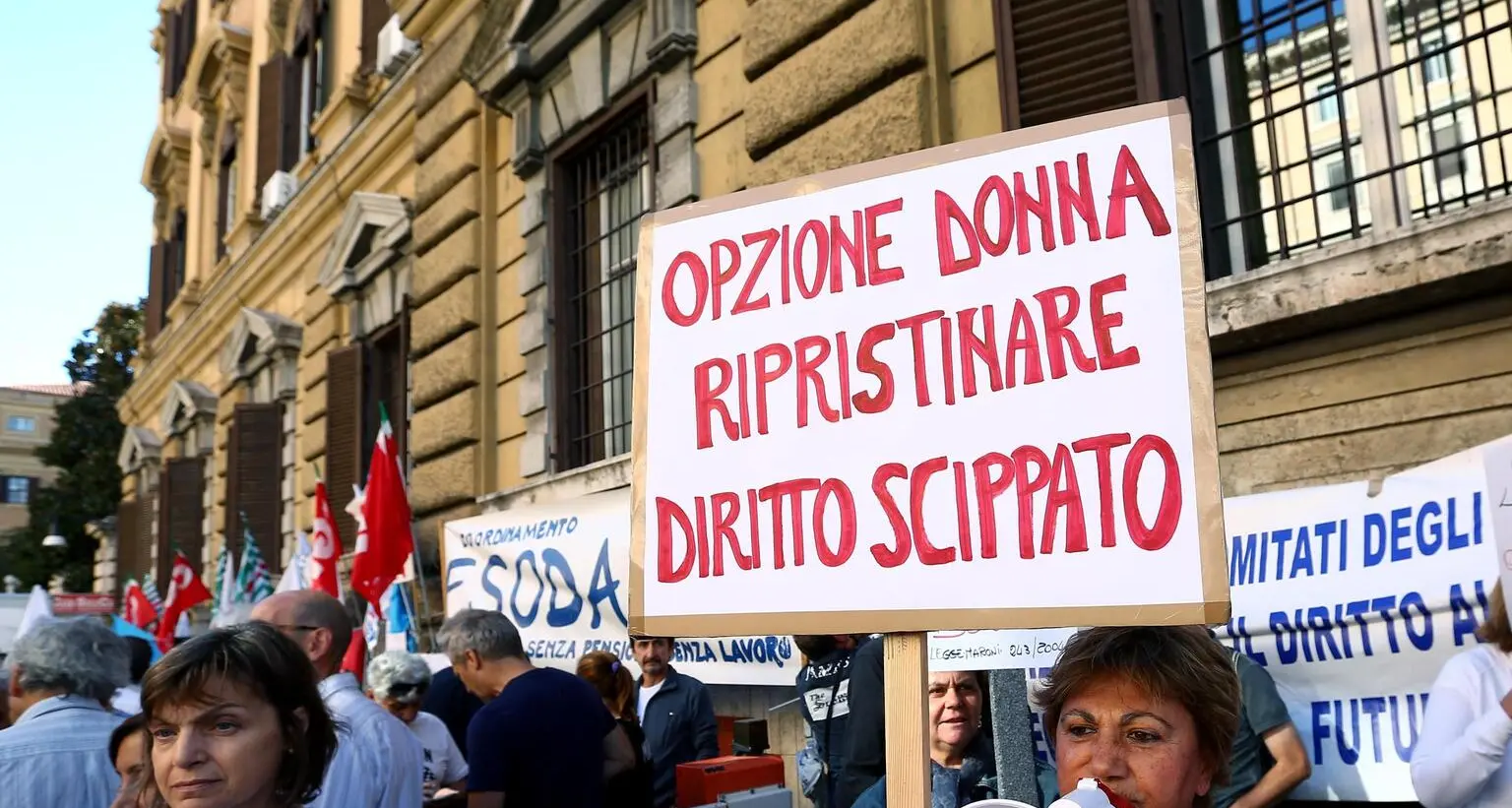 Pressing contro la riduzione di \"Opzione donna\", il governo concede almeno un ritocchino