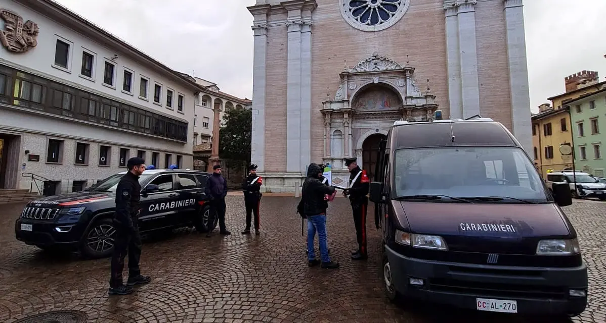 Lavis, ruba l'auto mentre il proprietario è in farmacia: un sessantenne arrestato dai carabinieri