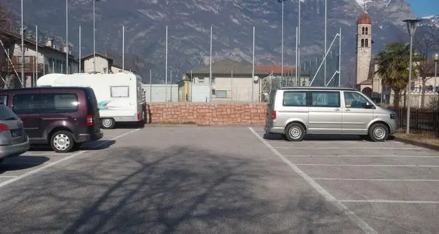 Madruzzo, rompono il vetro di un'auto in sosta per rubare la borsa: ma i carabinieri erano appostati