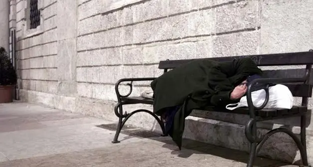 Allarme per i senza tetto al gelo: la Diocesi prepara altri 20 posti letto
