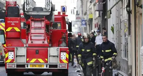 Pauroso incendio in un palazzo di Lione: dieci morti (5 sono bimbi) e 14 feriti gravi