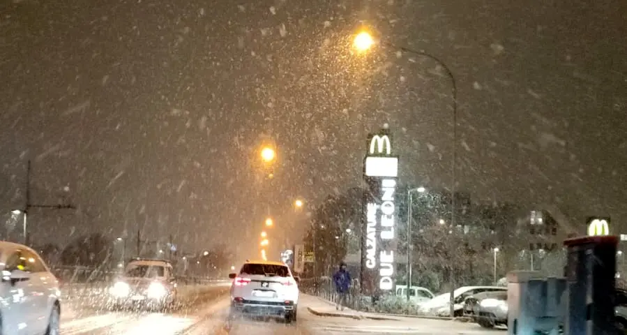Neve in Trentino, la coltre bianca anche a fondovalle: disagi nel traffico, qualche incidente con feriti