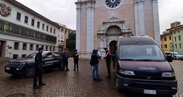 In auto con un coltello da 14 centimetri: denunciato dai carabinieri a Trento