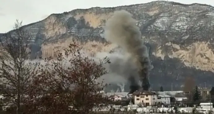 Il rogo a Gardolo: lieve aumento delle polveri sottili per il transito della nube di fumo sulla città