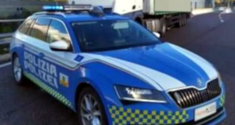 Autocarro contromano, attimi di panico sull'A22: interviene la polizia stradale