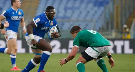Rugby, banana marcia in regalo al giocatore di colore. \"Gesto razzista ma gran parte dei miei compagni rideva\"