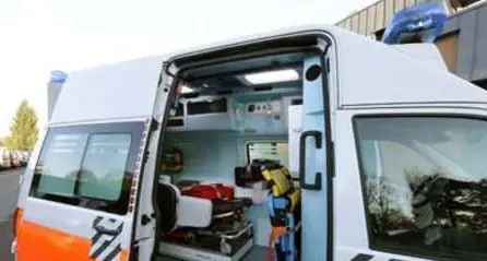Lavoratore travolto da un carico di vetri che stava spostando: ricoverato