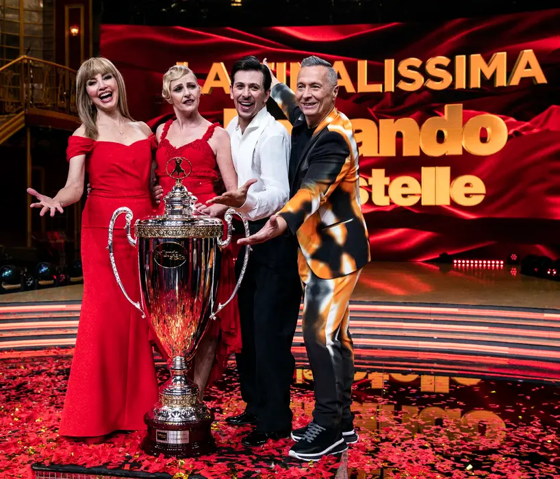 La coppia vincitrice Luisella Costamagna con Pasquale La Rocca durante la finale del programma tv della Rai ‘Ballando con le Stelle’ condotto da Milly Carlucci, presso l'Auditorium Rai del Foro Italico, Roma, 23 dicembre 2022. ANSA/ANGELO CARCONI
