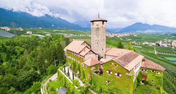 Un futuro ricco di nuove opportunità turistiche per Castel Valer nelle mani della Provincia