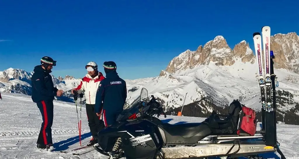 Ragazzino si perde nelle piste del Pordoi, recuperato dai carabinieri che rintracciano i familiari