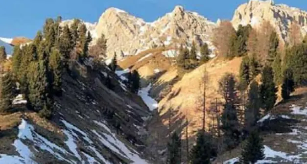 Il caldo anomalo mette a dura prova gli operatori nel settore dello sci: «I miracoli con la neve che c’è»
