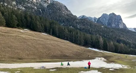 La carenza di neve frena slittino e sci di fondo. Sulle piste da discesa cannoni al lavoro di notte