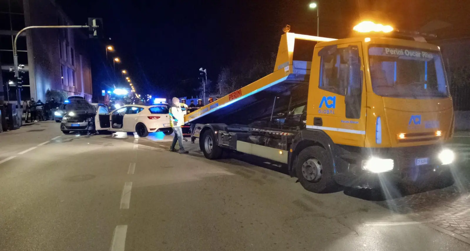 Schianto nella notte a Riva, coinvolte quattro vetture: una persona in ospedale