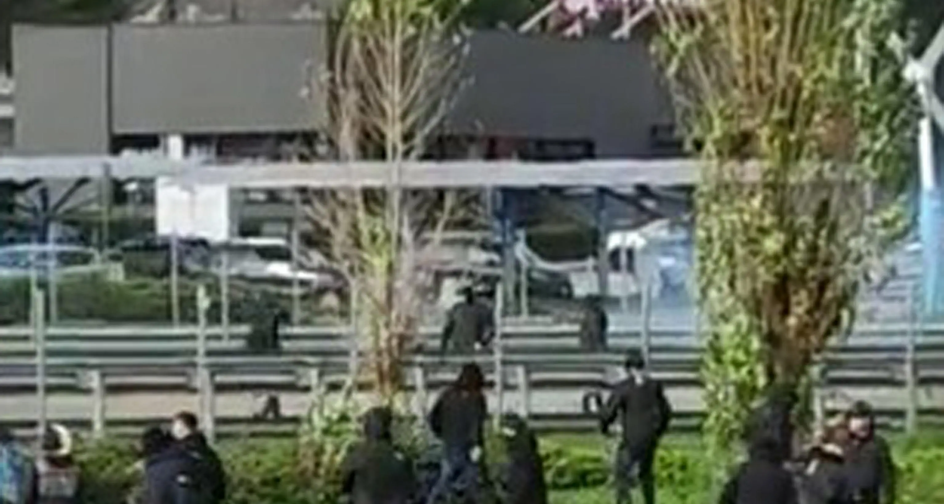 Battaglia fra ultrà di Roma e Napoli: autostrada bloccata vicino ad Arezzo