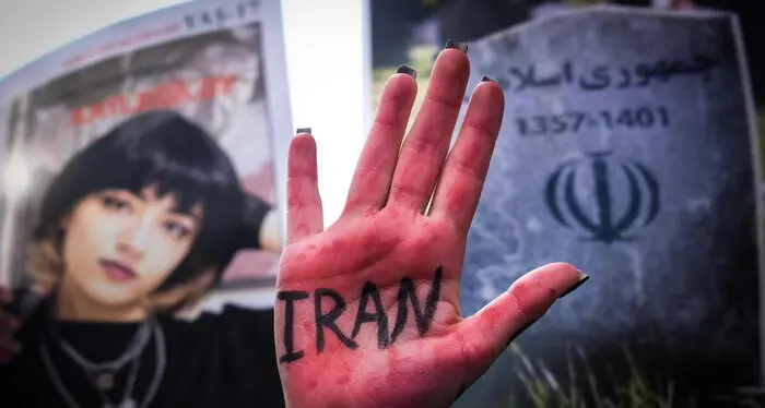 L'Iran minaccia la stampa straniera e sulla repressione non arretra: \"Nessuna pietà per le donne che rifiutano il velo\"