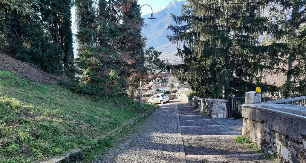 L'ascensore porterà dalla città a Mesiano in 80 secondi, ma oggi a piedi dalla salita Manci ne servono sei