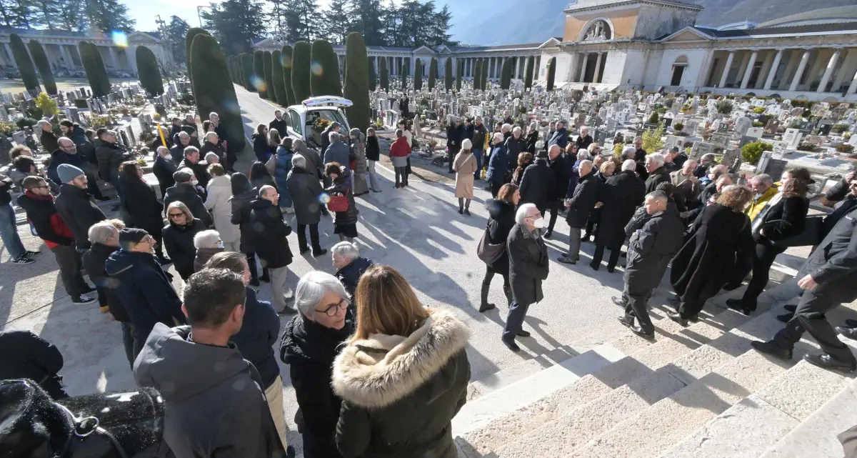 Una grande folla al cimitero per l'ultimo abbraccio al professor Francesco Furlanello