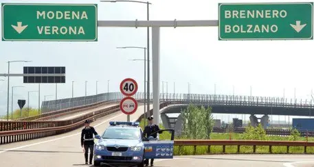 Urta un’auto e perde la ruota ma non si accorge di nulla: fermato dalla polizia al casello dell'A22
