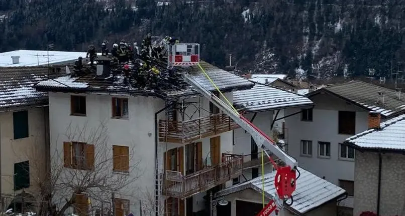 Fornace, fiamme nel tetto di un'abitazione: in salvo coppia di coniugi