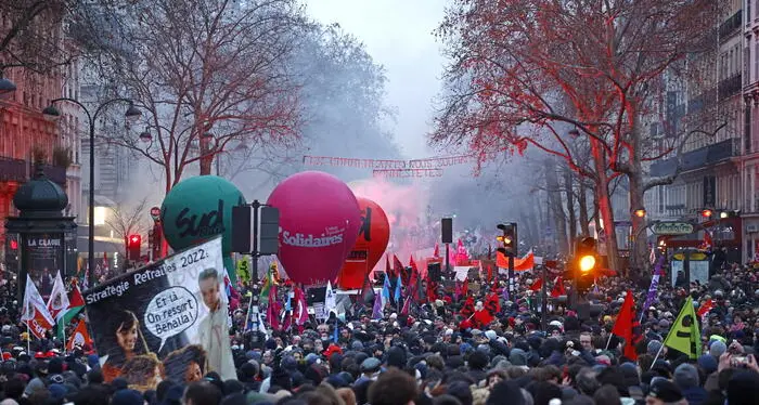 Francia, sciopero generale e grandi manifestazioni contro l'aumento dell'età pensionabile