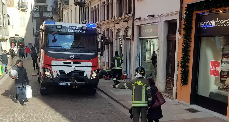 Fumo per strada in via San Pietro, intervengono i vigili del fuoco: era solo una sigaretta gettata accesa in un tombino