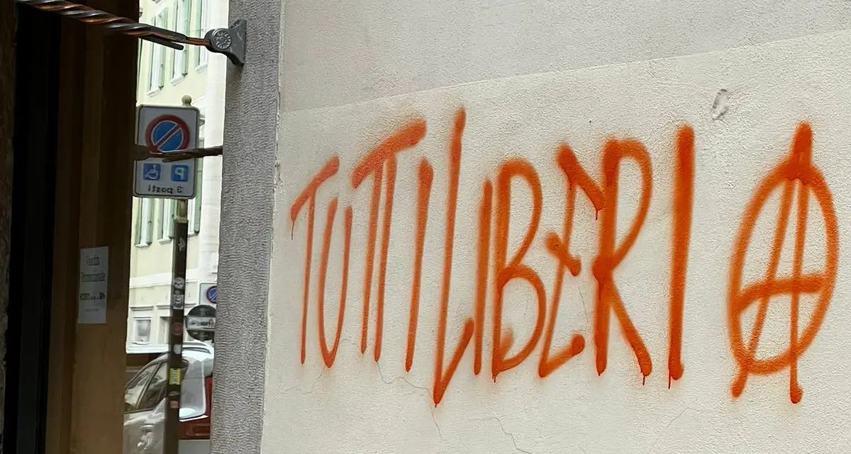 Il sindaco Ianeselli: \"Mezzo centro storico imbrattato dagli anarchici, resta un enorme schifo\"