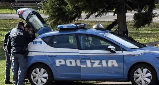 Uomo armato di coltello si oppone a controllo polizia nel parco delle Albere: arrestato
