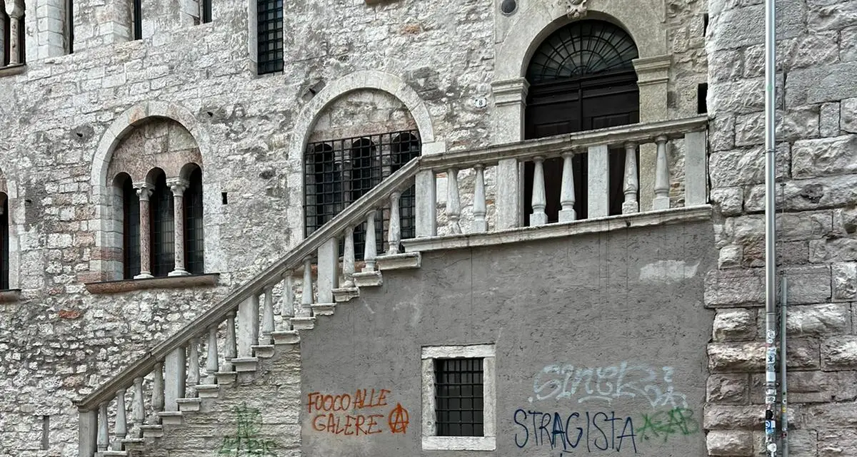 Corteo anarchico a Trento, imbrattati decine di edifici storici con scritte contro lo Stato su muri e vetrine