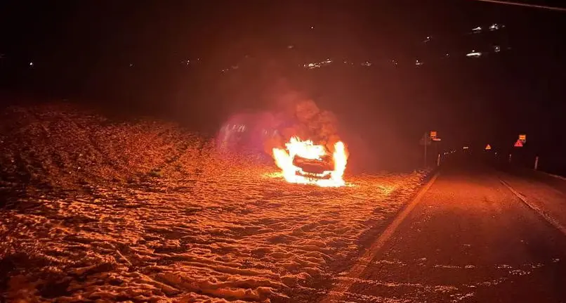 Auto in fiamme nella notte per strada a Canezza, in salvo il conducente