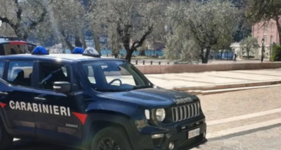 Sessantenne arrestato a Riva: è accusato di aver rubato portafogli per poi usare le carte di credito altrui