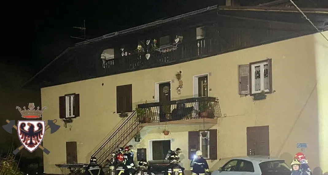 Incendio in una casa di Monclassico, una persona portata in salvo dai vigili del fuoco