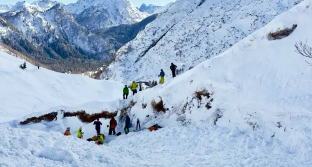 Valanga sul Padon, una sciatrice estratta dalla neve e trasportata in ospedale