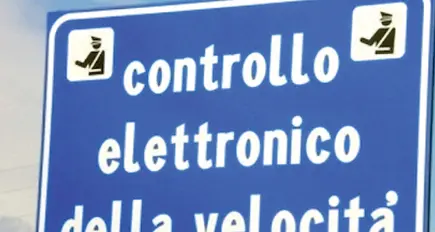 Cancellata la multa di eccesso di velocità sulla statale 47, perché il cartello di avviso era finito a terra