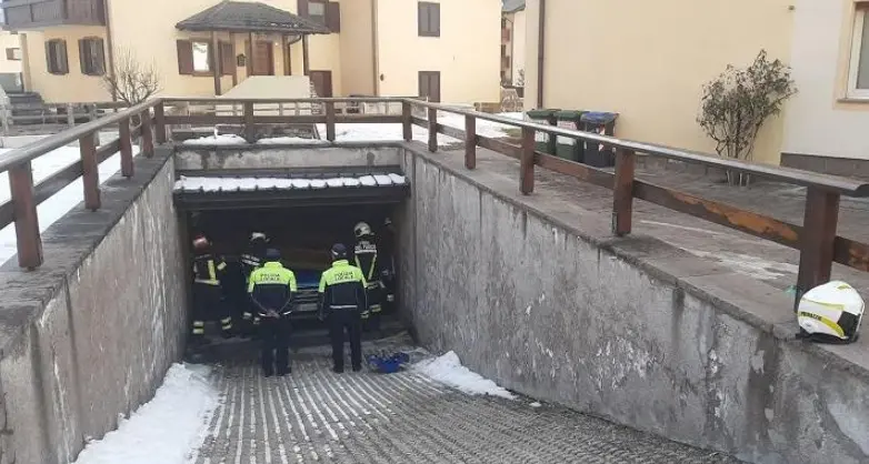 Predazzo, grave una donna rimasta schiacciata tra la vettura e la porta del garage