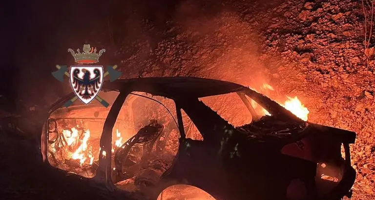 Un'altra vettura in fiamme nella notte: vigili del fuoco in azione ai Murazzi