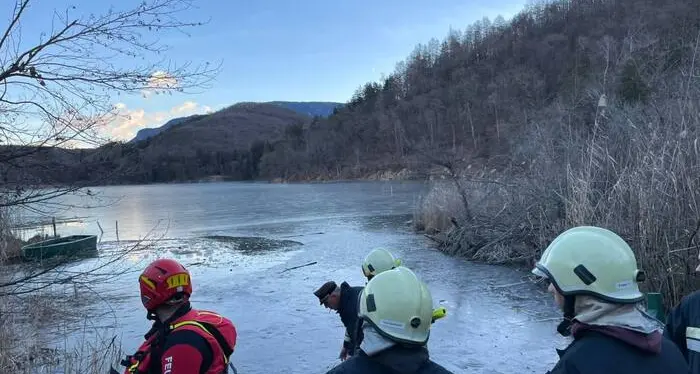 Monticolo, cade nel lago ghiacciato: salvato e ricoverato con ipotermia