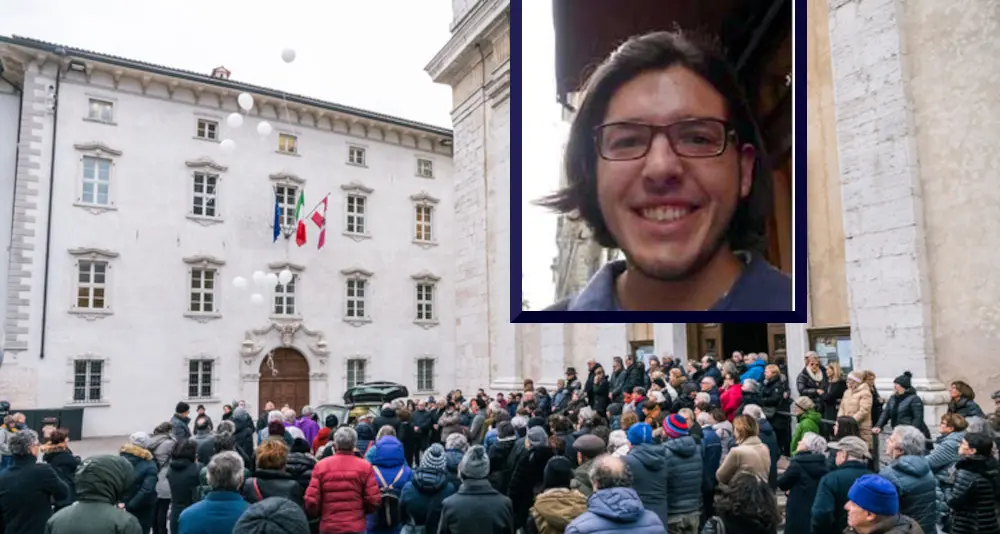 Una grande folla in lacrime per l'ultimo abbraccio al farmacista Michele Marchi