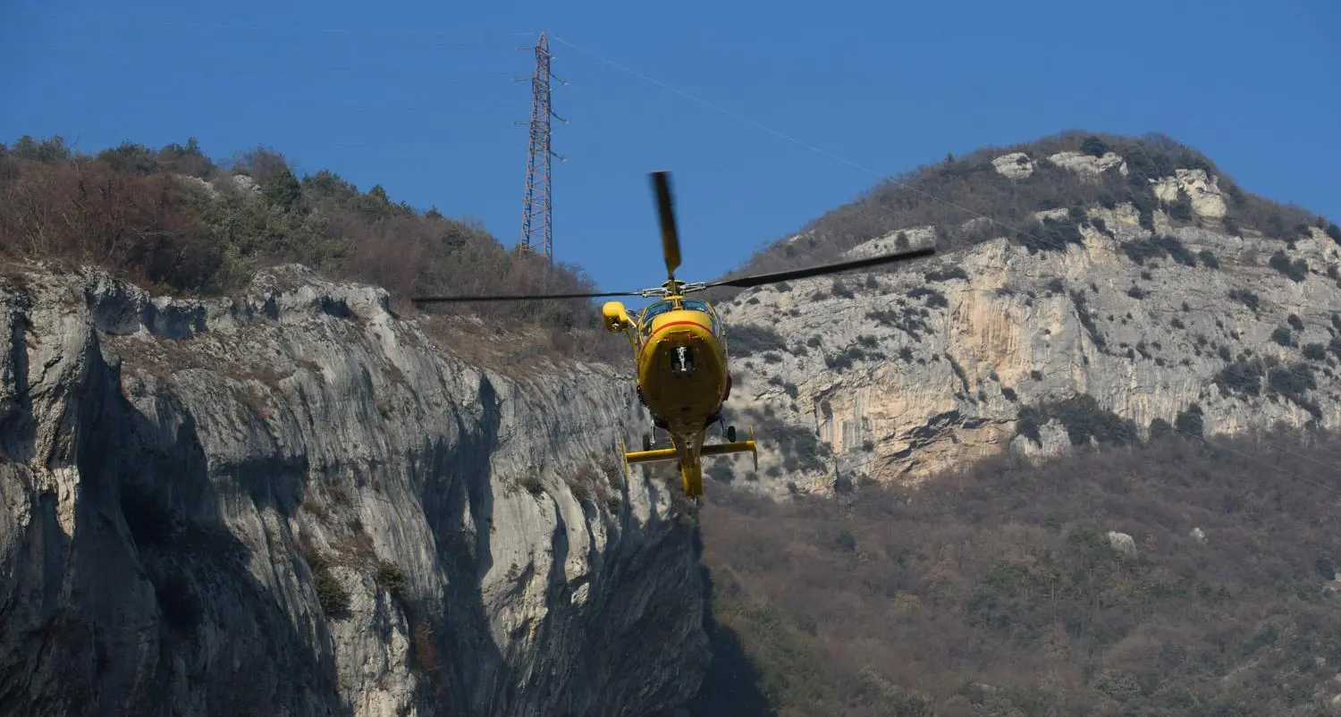 La bimba ha fretta di nascere: arriva l'elisoccorso e il parto avviene nell'ambulanza a Nago