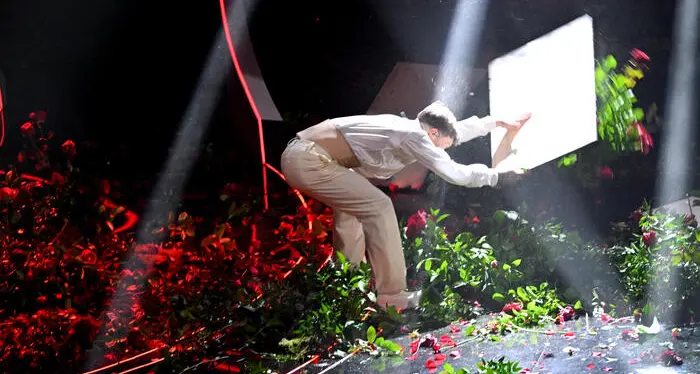 Sanremo, problemi all'audio durante l'esibizione: Blanco distrugge i fiori sul palco e la sala fischia
