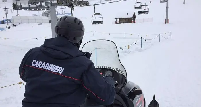Turista straniero continua a sciare dopo l'orario di chiusura e si schianta contro un mezzo di servizio