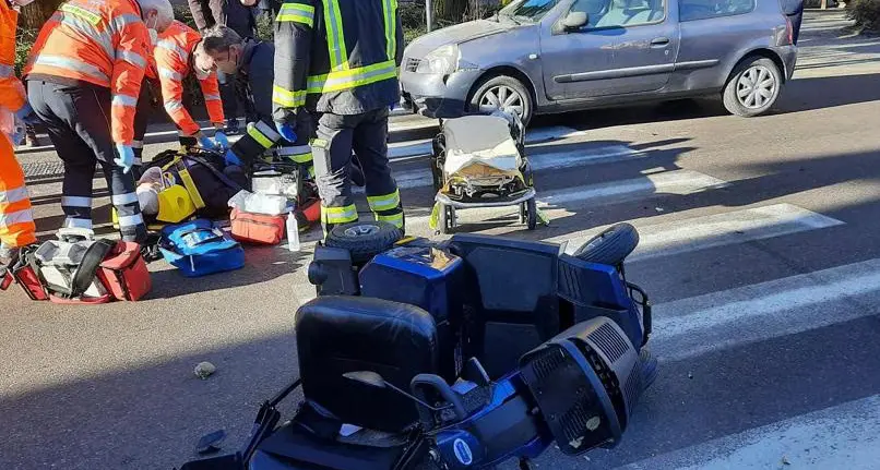 All'ospedale in codice rosso un anziano investito da una vettura