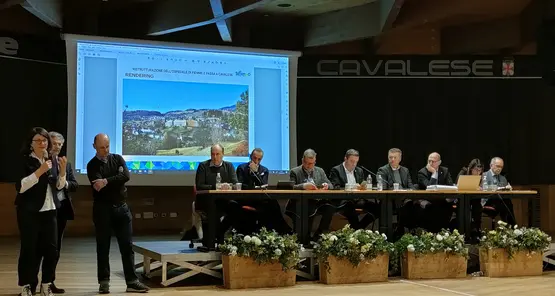 L'incontro con Fugatti sull'ospedale di Cavalese: in sala si levano molte voci contrarie