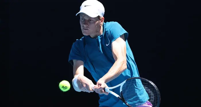 Impresa di Jannik Sinner: batte Tsitsipas e vola ai quarti a Rotterdam